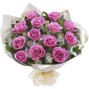 Букет из тринадцати розовых роз в упаковке