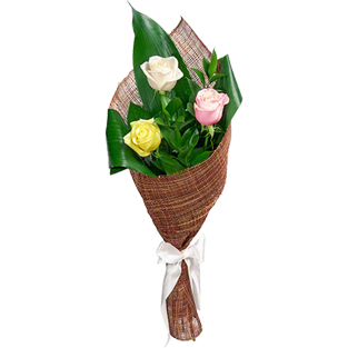 Букет из трех разноцветных роз в упаковке