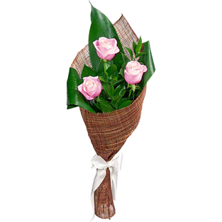 Букет из трех розовых  роз в упаковке