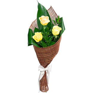 Букет из трех жёлтых роз в упаковке