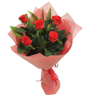Букет из пяти красных роз в упаковке